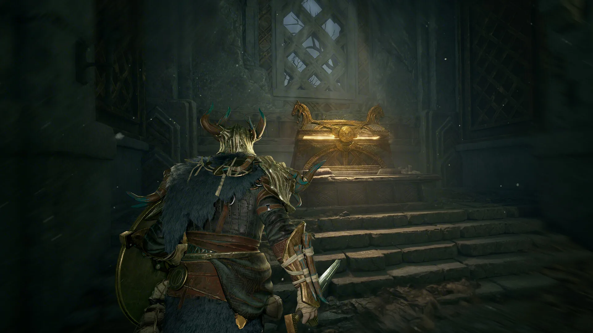 A Gyldhunter clashes with corrupted enemies in a mist-shrouded ruin